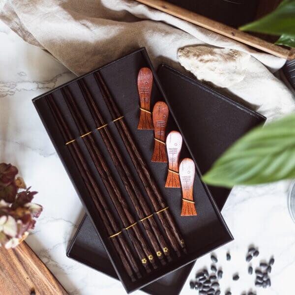 Japanese Chinese Style Chopstick Gift Set - 4 Pairs of Wooden Chopsticks + 4 Chopstick Rests - Image 2