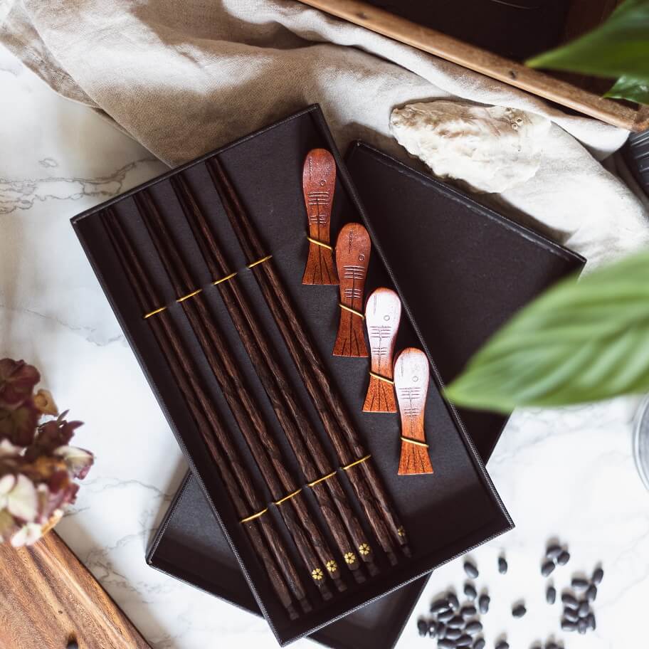 Japanese Chinese Style Chopstick Gift Set – 4 Pairs of Wooden Chopsticks + 4 Chopstick Rests