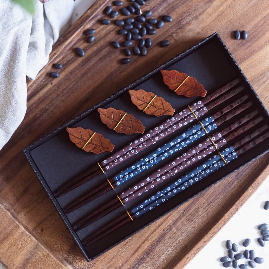 Japanese Chinese Style Chopstick Gift Set – 4 Pairs of Wooden Chopsticks + 4 Chopstick Rests